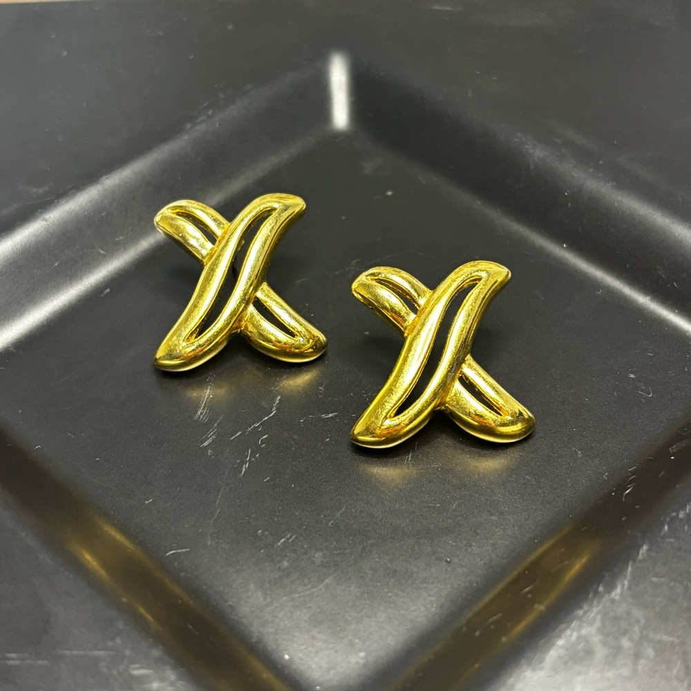 Vintage Erwin Pearl gold tone pierced earrings.